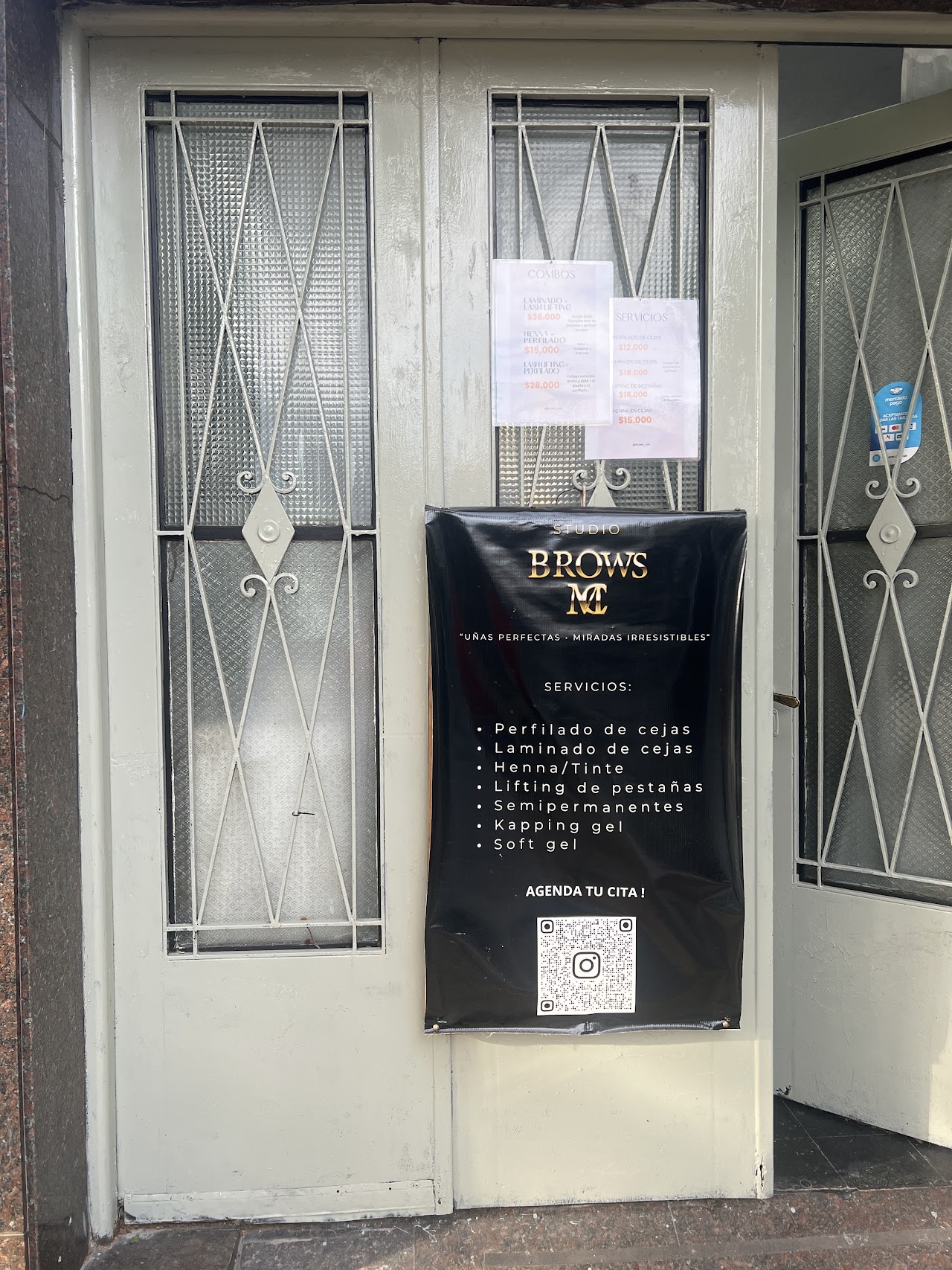 Cartel de servicios en la entrada de Brows_cm